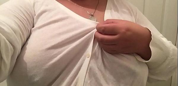  Mis tetas bajo mi blusa blanca